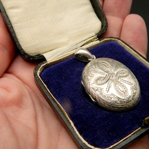 VICTORIAN SILVER LOCKET Pendant (Oval Glass Window). Bygone Plush Presentation Case.