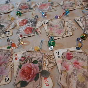 Mini naipes modificados, con colgantes de cuentas y clips para bombillas. Conjunto de 5