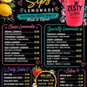 Könnte beinhalten: Eine schwarze Menütafel für Zesty Sips Lemonade mit einem rosa Getränk im durchsichtigen Becher, gelben Zitronen und roten Erdbeeren. Der Text listet klassische Limonaden, Spezialitäten, Dirty Sodas und Extras mit Preisen in US-Dollar auf.