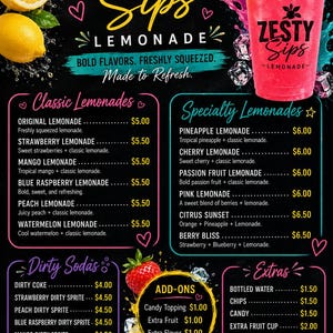 Könnte beinhalten: Eine schwarze Menütafel für Zesty Sips Lemonade mit einem rosa Getränk im durchsichtigen Becher, gelben Zitronen und roten Erdbeeren. Der Text listet klassische Limonaden, Spezialitäten, Dirty Sodas und Extras mit Preisen in US-Dollar auf.
