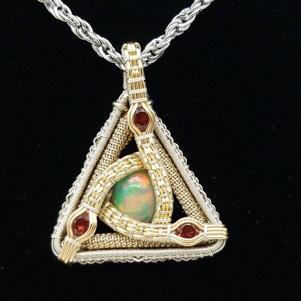 Llave celestial - envoltura de alambre de ópalo welo con acentos granates plata y alambre de relleno de oro