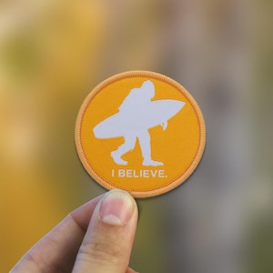 Toppa Sasquatch Surfing - 6,35 cm (2,5") da applicare con ferro da stiro, Bigfoot, oro