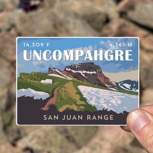 Może przedstawiać: Kolorowa, ilustrowana naklejka przedstawiająca szczyt Uncompahgre w paśmie górskim San Juan. Naklejka przedstawia górę ze szlakiem prowadzącym na szczyt. Naklejka ma wysokość 14 309 stóp lub 4 361 metrów.