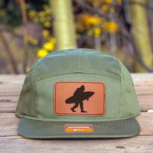 Sasquatch Hut Surfen, 5-Panel Low-Profile verstellbar, Bigfoot Patch, Camper, braun, grün