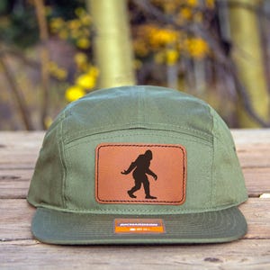 Sasquatch Hut 5 Panel, Low Profil Verstellbar, Big Foot Patch, Camper, Braun, Grün