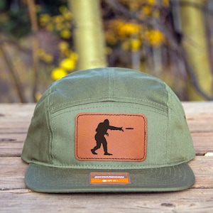 Sasquatch Frisbee Hut, 5-Panel Low-Profile Verstellbar, Big Foot Patch, Camper, Braun, Grün