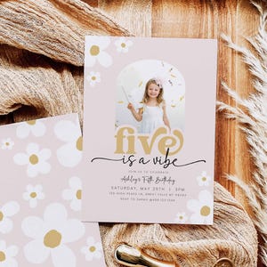 Puede incluir: Una invitación de cumpleaños rosa y blanca con una foto de una niña con un vestido blanco. La invitación dice "five is a vibe" e incluye el texto "Join us to celebrate Adley's Fifth Birthday Saturday, May 25th | 3PM 123 High Place, Great Falls, MT 59405 RSVP to Sarah at (406) 123-1234"