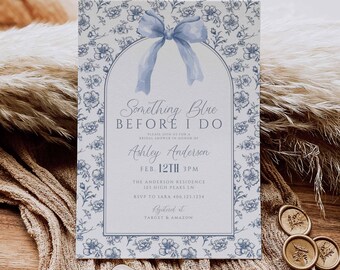 Puede incluir: Una invitación de color azul y blanco con estampado floral para una despedida de soltera. La invitación dice "Something Blue Before I Do" e incluye el nombre de la novia, Ashley Anderson, la fecha y hora de la despedida de soltera, y la ubicación. La invitación también incluye la información de RSVP y la información de registro.