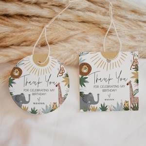 Peut inclure: Deux étiquettes de remerciement rondes et carrées sur le thème des animaux de la jungle. Les étiquettes sont blanches avec un soleil doré et des feuilles vertes. Le texte sur les étiquettes indique "Merci de célébrer mon anniversaire !" avec le nom Weston en dessous.