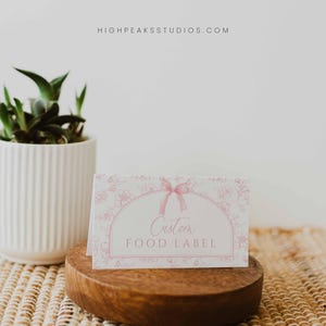 Etiquetas de comida editáveis com laço rosa para impressão, Toile floral com laço rosa vintage, barracas de comida com cartão de lugar, laço coquete, arquivo Canva, nome do assento, HPS47p