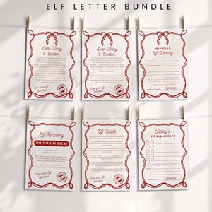 Puede incluir: Un conjunto de seis tarjetas impresas con bordes rojos y texto, incluyendo "Elf Letter Bundle" en la parte superior. Las tarjetas están sujetas con pinzas de madera, con varios mensajes y diseños, como "Elf Report Card".