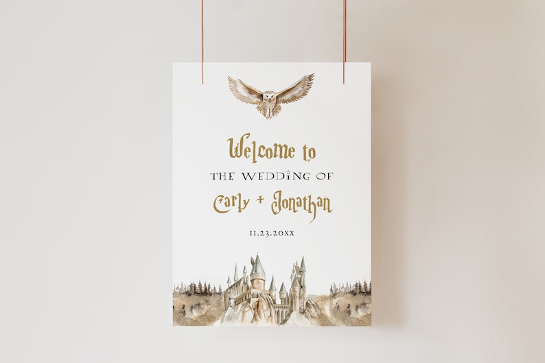 Puede incluir: Un cartel de boda blanco con un b&uacute;ho dorado y el texto "Bienvenido a la boda de Carly + Jonathan 11.23.20XX". El cartel tambi&eacute;n presenta una ilustraci&oacute;n de acuarela del castillo de Hogwarts.