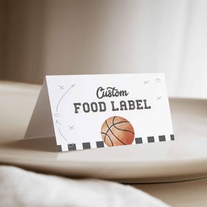 Etiqueta de comida de basquete editável para impressão, tema do ano de novato em esportes, modelo editável do Canva, cartão de assento com nome personalizado para esportes vintage a132