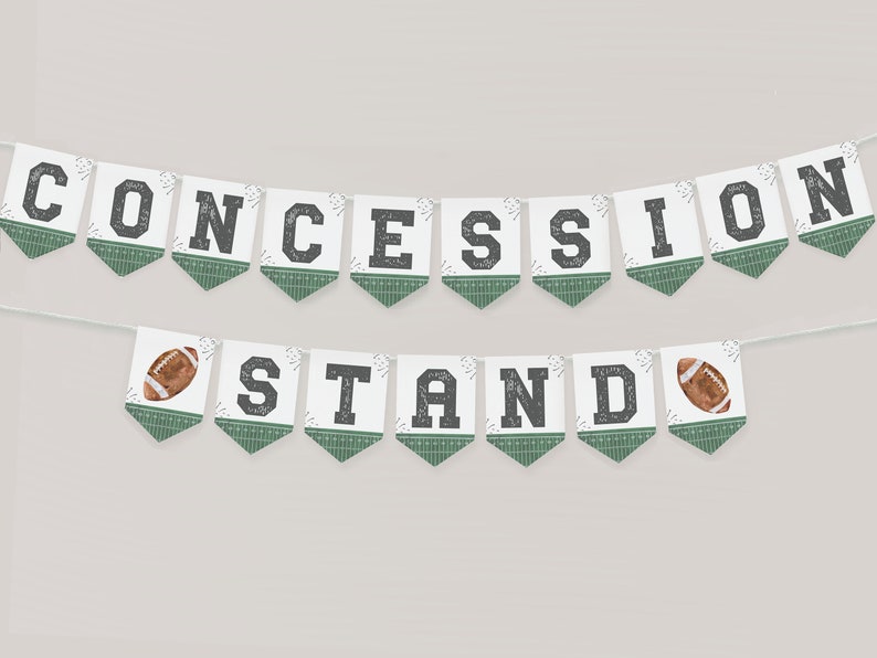 Pu&ograve; includere: Uno striscione bianco e verde con lettere nere che recita "CONCESSION STAND". Lo striscione ha una grafica di un pallone da calcio su ogni estremit&agrave;.