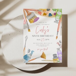 Puede incluir: Una invitaci&oacute;n de cumplea&ntilde;os de acuarela con una paleta de pintura, pinceles y tubos de pintura. La invitaci&oacute;n dice "&iexcl;&Uacute;nete a nosotros para pintar y celebrar el noveno cumplea&ntilde;os de Carly! Ago 25 3PM 1012 Crystal Drive, Great Falls, MT Responde a Sara en el 406 123.4507 &iexcl;Nos vemos all&iacute;!"