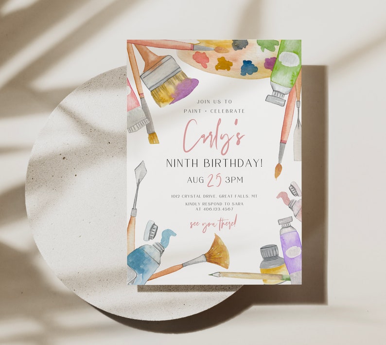Puede incluir: Una invitaci&oacute;n de cumplea&ntilde;os de acuarela con una paleta de pintura, pinceles y tubos de pintura. La invitaci&oacute;n dice "&iexcl;&Uacute;nete a nosotros para pintar y celebrar el noveno cumplea&ntilde;os de Carly! Ago 25 3PM 1012 Crystal Drive, Great Falls, MT Responde a Sara en el 406 123.4507 &iexcl;Nos vemos all&iacute;!"