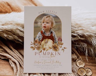 Bearbeitbar Unsere kleine Kürbis-Foto-Geburtstagseinladung, Boho-Herbstblumen, neutraler Geburtstag jedes Alter einladen, Herbstparty bearbeiten in Canva,HPS610