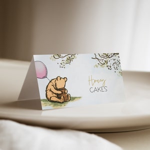 Bearbeitbare Lebensmittelzeltvorlage, flache Lebensmitteletikettenkarte, klassisches Winnie the Pooh-Babypartymädchen, Geburtstagskarte, rosa Ballondusche, a70g