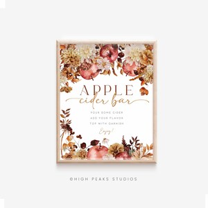 K&ouml;nnte beinhalten: Ein gerahmtes Schild mit der Aufschrift "APPLE cider bar" in eleganter Schrift, umgeben von Aquarellillustrationen von &Auml;pfeln und Herbstlaub. Das Schild enth&auml;lt Anweisungen: "POUR SOME CIDER, ADD YOUR FLAVOR, TOP WITH GARNISH, Enjoy!"