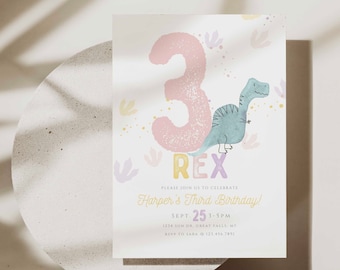 Puede incluir: Una invitación de cumpleaños rosa y amarilla con un dinosaurio y el número 3. El texto dice "Por favor, únase a nosotros para celebrar el tercer cumpleaños de Harper! Sept. 25 3-5PM 1234 Sun Dr. Great Falls, MT RSVP a Sara al 121.456.7891"