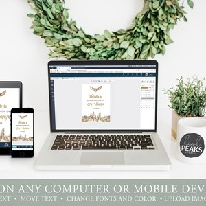 Puede incluir: Una maqueta digital de una plantilla de invitaci&oacute;n de boda con un b&uacute;ho dorado y el texto "Bienvenido a la boda de Carl & Jennifer". La plantilla se muestra en una computadora port&aacute;til, una tableta y un tel&eacute;fono inteligente. La imagen tambi&eacute;n incluye una taza con el texto "High Peaks Studio" y una suculenta en maceta.