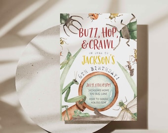Peut inclure: Une invitation colorée pour une fête d'anniversaire de 6 ans sur le thème des insectes. L'invitation présente une loupe avec le texte "Buzz, Hop, & Crawl" et "Jackson's 6th Birthday!" L'invitation comprend également la date, l'heure, l'adresse et les informations RSVP.