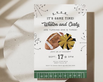 Puede incluir: Una invitación blanca con un balón de fútbol y una pom-pom de animadora dorada y negra. El texto dice "¡Es hora del juego! Weston y Carly cumplen uno y tres años!"  Únete a nosotros en el saque inicial el 17 de septiembre a las 3:00 PM 213 All Star Drive Great Falls, MT RSVP a Coach Smith al 406.550.3455