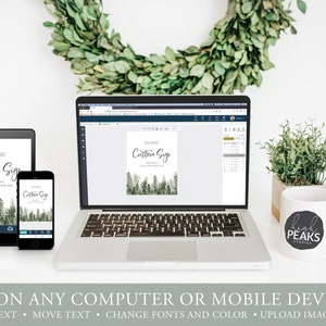Puede incluir: Una maqueta digital de un letrero personalizable con un fondo de bosque. El letrero dice "Custom Sign" y se muestra en una computadora port&aacute;til, una tableta y un tel&eacute;fono inteligente. La imagen tambi&eacute;n muestra una taza con el texto "High Peaks Studio" y una suculenta en maceta.