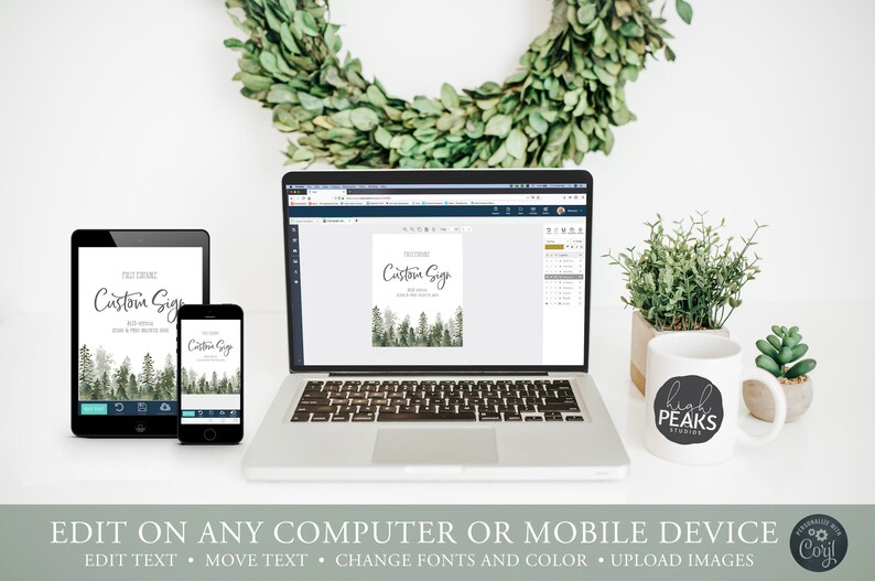 Puede incluir: Una maqueta digital de un letrero personalizable con un fondo de bosque. El letrero dice "Custom Sign" y se muestra en una computadora port&aacute;til, una tableta y un tel&eacute;fono inteligente. La imagen tambi&eacute;n muestra una taza con el texto "High Peaks Studio" y una suculenta en maceta.