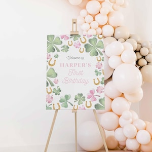 Placa de boas-vindas de aniversário Lucky One para imprimir, trevo rosa, ferradura dourada, editar todo o texto, personalizar no Canva, St. Patrick's, HPS10p