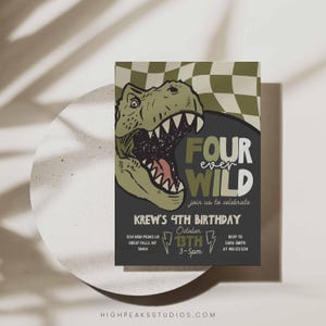 Op de afbeelding: Een verjaardagsuitnodiging met een dinosaurusafbeelding. De tekst "Four Ever Wild" is te lezen, samen met de datum, tijd en locatie van het evenement. Het ontwerp maakt gebruik van een groen en zwart kleurenschema.