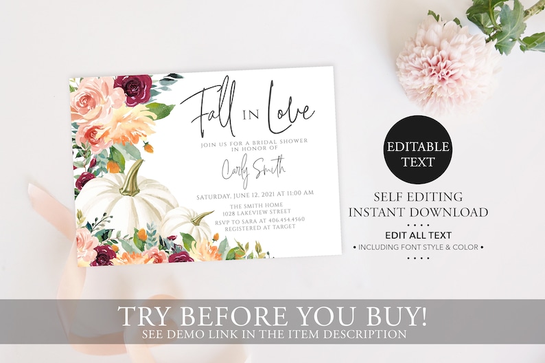 Op de afbeelding: Uitnodiging voor een bruidsfeest met de tekst "Fall in Love" en details voor Carly Smith's feest. Het ontwerp bevat aquarel pompoenen en bloemaccenten in tinten oranje, bordeauxrood en perzik. Inclusief "Bewerkbare tekst".