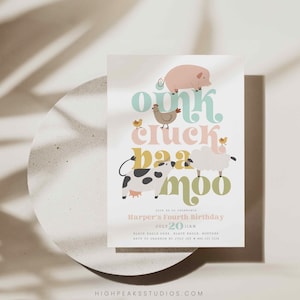 Pode incluir: Um convite colorido para uma festa de aniversário de um criança de quatro anos. O convite apresenta um porco, uma galinha, uma ovelha e uma vaca com as palavras "oink", "cluck", "baa" e "moo" escritas em uma fonte divertida. O convite também inclui a data e hora da festa, o local e as informações de RSVP.