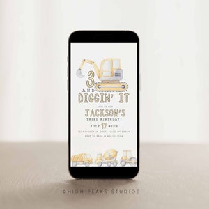 Puede incluir: Una invitación digital para una fiesta de cumpleaños de 3 años con una excavadora amarilla y el texto "3 and Diggin' It" y "Jackson's Third Birthday!" La invitación incluye la fecha, la hora y la ubicación de la fiesta.