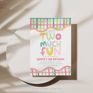 以下が含まれることがあります： 「TWO MUCH FUN」の文字が遊び心のある誕生日招待状。ハーパーの2歳の誕生日に関する詳細（日付、時間、場所）が記載されています。パステルカラーのチェック柄のデザインです。