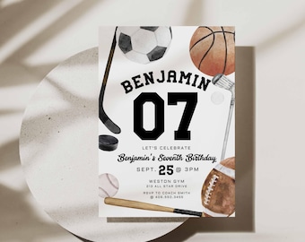 Puede incluir: Una invitación de cumpleaños de temática deportiva blanca con un número 07 en blanco y negro, el nombre Benjamin y el texto "Let's Celebrate Benjamin's Seventh Birthday Sept. 25 @ 3PM Weston Gym 213 All Star Drive RSVP to Coach Smith 406.550.3455 High Peaks Studios LLC". La invitación está decorada con ilustraciones de acuarela de varios equipos deportivos, incluyendo un balón de fútbol, un balón de baloncesto, una pelota de béisbol, un palo de hockey, un palo de golf y un balón de fútbol americano.