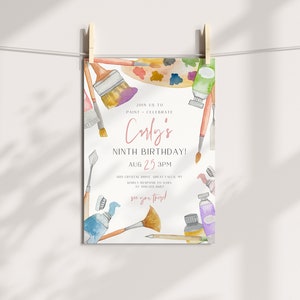 Puede incluir: Una invitaci&oacute;n colorida para una fiesta de cumplea&ntilde;os de un ni&ntilde;o de nueve a&ntilde;os. La invitaci&oacute;n presenta una ilustraci&oacute;n de acuarela de pinceles, tubos de pintura y una paleta. El texto dice "&iexcl;&Uacute;nete a nosotros para pintar - celebrar el noveno cumplea&ntilde;os de Culy! Aug 25 3PM 100 Crystal Drive, Great Falls, ME Responde amablemente a Sara al 100-100-1000. &iexcl;Nos vemos all&iacute;!"