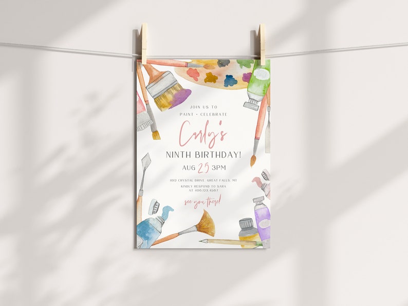 Puede incluir: Una invitaci&oacute;n colorida para una fiesta de cumplea&ntilde;os de un ni&ntilde;o de nueve a&ntilde;os. La invitaci&oacute;n presenta una ilustraci&oacute;n de acuarela de pinceles, tubos de pintura y una paleta. El texto dice "&iexcl;&Uacute;nete a nosotros para pintar - celebrar el noveno cumplea&ntilde;os de Culy! Aug 25 3PM 100 Crystal Drive, Great Falls, ME Responde amablemente a Sara al 100-100-1000. &iexcl;Nos vemos all&iacute;!"