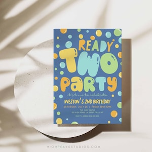 Könnte beinhalten: Blaue Geburtstagseinladung mit gelben, grünen und orangefarbenen Punkten. Der Text lautet "Ready Two Party" und enthält Details zur 2. Geburtstagsfeier von Weston.