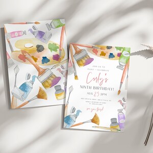 Puede incluir: Invitaci&oacute;n a una fiesta de pintura y celebraci&oacute;n por el noveno cumplea&ntilde;os de Culy el 25 de agosto a las 3 PM. La invitaci&oacute;n presenta una ilustraci&oacute;n de acuarela de pinceles, tubos de pintura y una paleta de pintura.