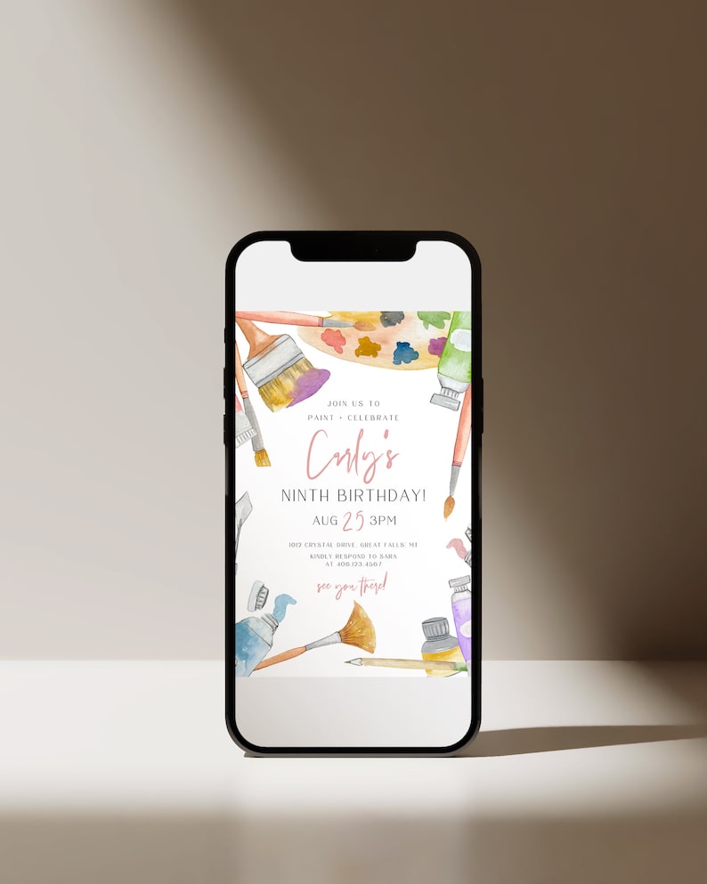 Puede incluir: Una invitaci&oacute;n digital para una fiesta de cumplea&ntilde;os n&uacute;mero nueve con un dise&ntilde;o de pintura. La invitaci&oacute;n presenta ilustraciones de acuarela de pinceles, tubos de pintura y una paleta de pintura. El texto dice "&iexcl;&Uacute;nete a nosotros para pintar y celebrar el noveno cumplea&ntilde;os de Culy! Aug 25 3PM 1012 Chisea Drive, Great Falls, MI Responde a Saba al 406.123.4507 &iexcl;Nos vemos all&iacute;!"