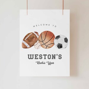 Cartel de bienvenida imprimible para cumpleaños de deportistas. Edita el texto para cualquier edad. Póster de primer cumpleaños para novatos. Descarga instantánea en Canva a121.