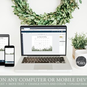 Pu&ograve; includere: Un modello di calendario digitale con uno sfondo di foresta. Il modello &egrave; visualizzato su un laptop, un tablet e uno smartphone. Il testo sul calendario dice "Green Baby Shower Birthday".