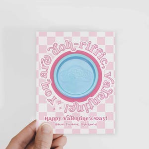 Tarjetas imprimibles de San Valentín con plastilina a cuadros de color rosa intenso, regalos de San Valentín para niños en el aula retro, You Are Doh Best, juegos de palabras con plastilina, archivo Canva V01