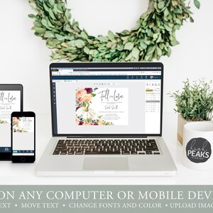 Op de afbeelding: Een laptop, tablet en smartphone tonen een trouwkaartontwerp met bloemen- en pompoenaccenten. De uitnodiging luidt "Fall in Love" met bewerkbare tekst. Een witte mok met een zwart logo en kleine planten zijn ook zichtbaar.