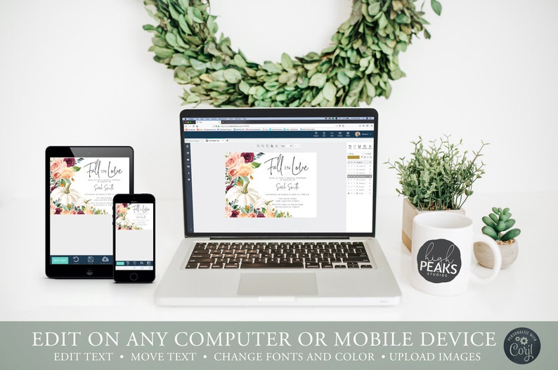 Op de afbeelding: Een laptop, tablet en smartphone tonen een trouwkaartontwerp met bloemen- en pompoenaccenten. De uitnodiging luidt "Fall in Love" met bewerkbare tekst. Een witte mok met een zwart logo en kleine planten zijn ook zichtbaar.