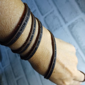 Pulsera envolvente bilingüe en hebreo e inglés con tefilín