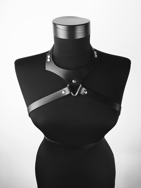 Simple Black Leather Harness with Handcrafted Neck Detail