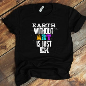 Puede incluir: Camiseta negra con el texto "EARTH WITHOUT ART IS JUST EH" en blanco con la palabra "ART" en letras de colores.