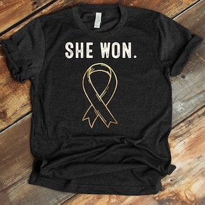 Ze won tegen kanker T-shirt - Big C Warrior - Ze versloeg kanker - Kankeroverlevende - Kinderkankerbewustzijn - Gouden lint